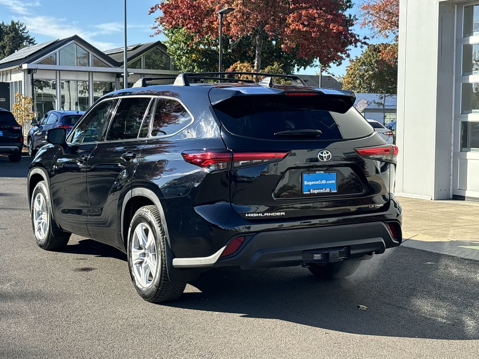 2022 Toyota Highlander LE photo 2