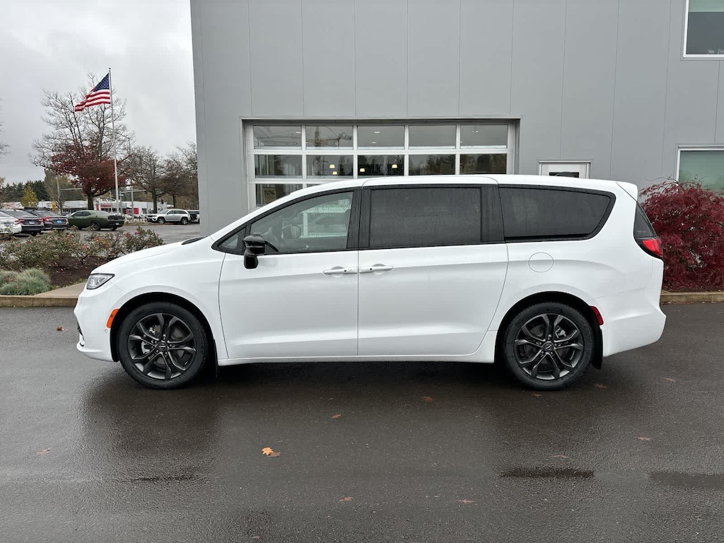 New 2026 Chrysler Pacifica Select Passenger Van