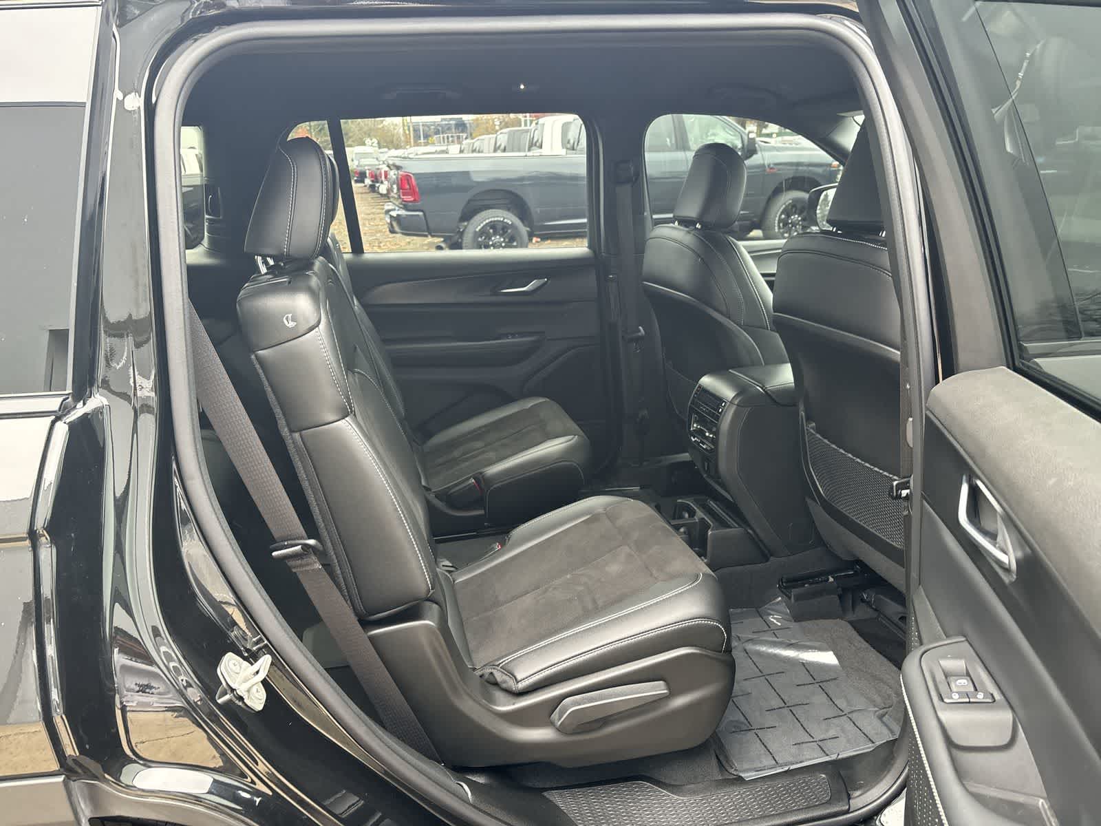 Thumbnail: 2023 Jeep Grand Cherokee - 10