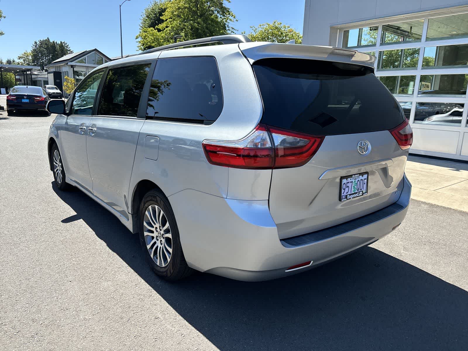 2020 Toyota Sienna XLE photo 3
