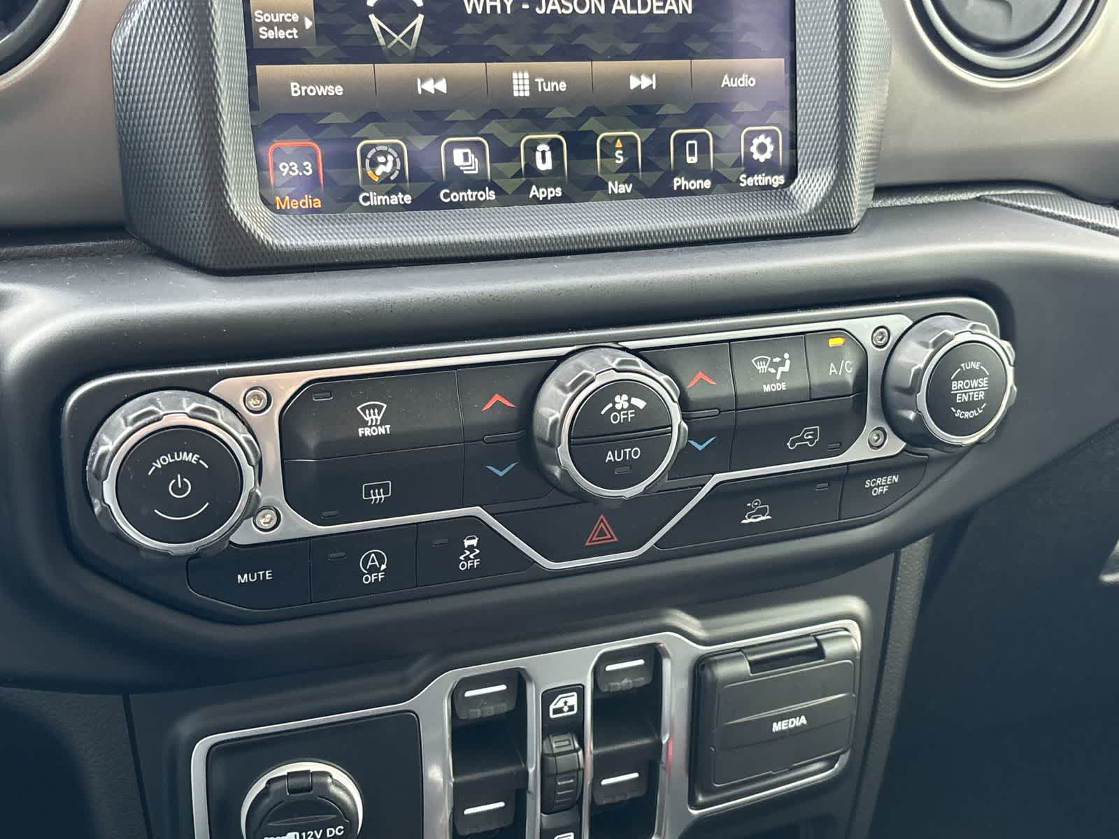 Thumbnail: 2021 Jeep Gladiator - 23