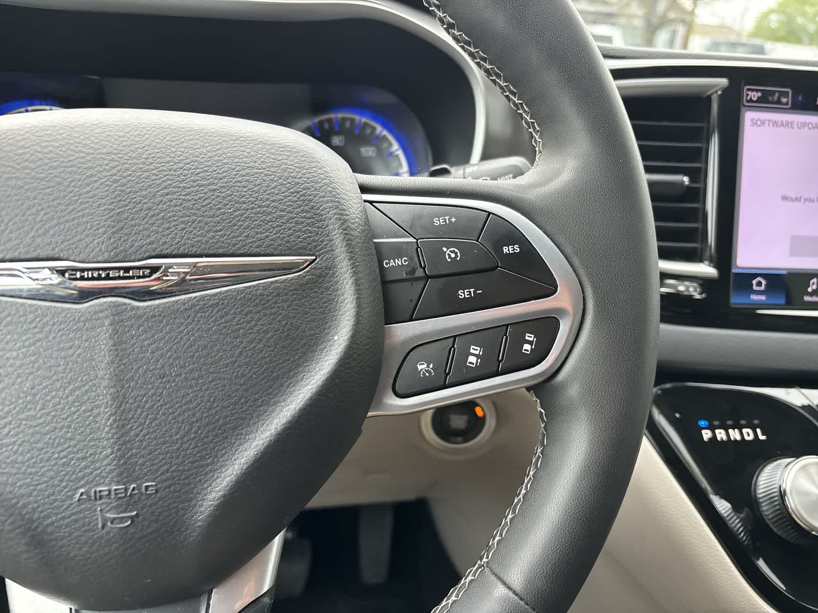 Thumbnail: 2023 Chrysler Pacifica - 8