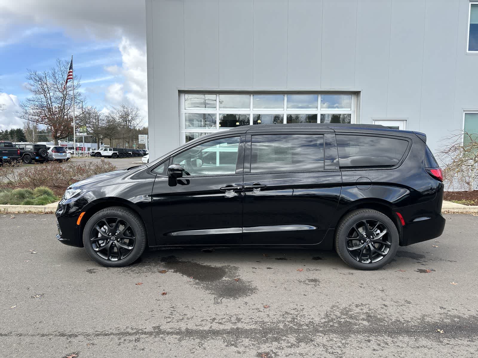 Thumbnail: 2026 Chrysler Pacifica - 2