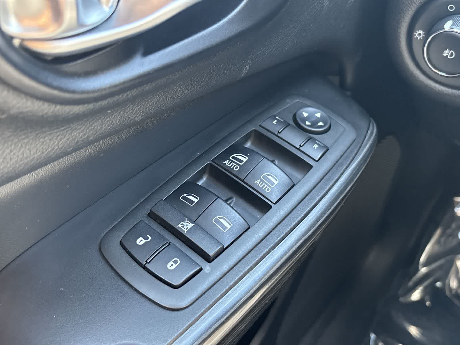 Thumbnail: 2014 Jeep Cherokee - 29