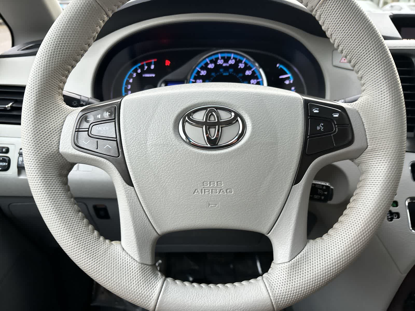 Thumbnail: 2013 Toyota Sienna - 11