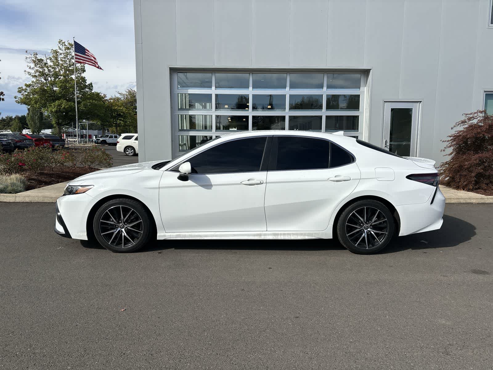 2021 Toyota Camry SE photo 2