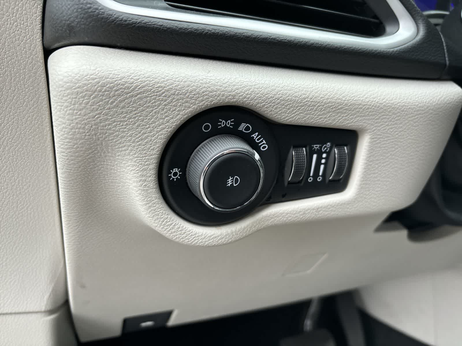 Thumbnail: 2024 Chrysler Pacifica - 9