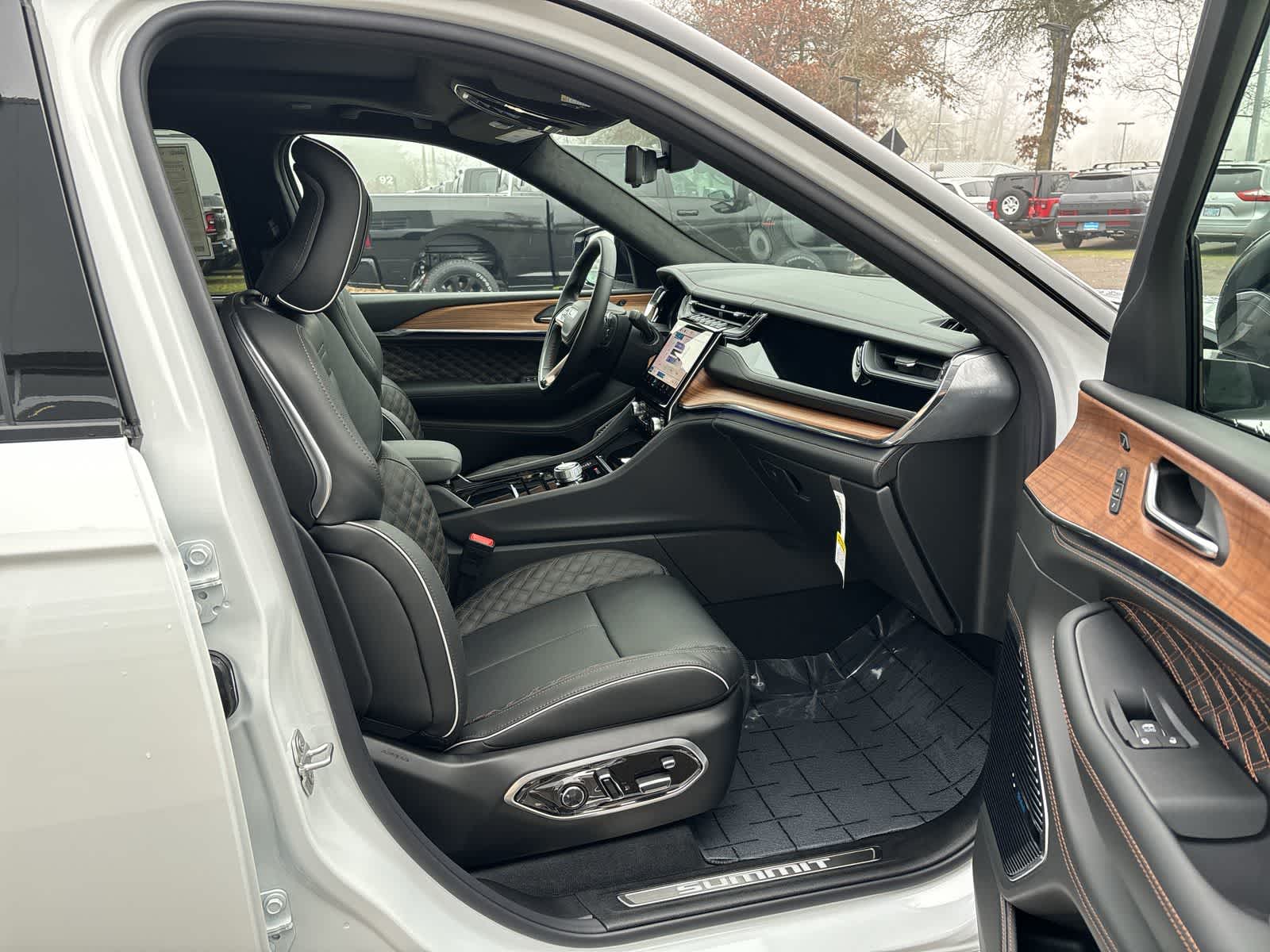 Thumbnail: 2025 Jeep Grand Cherokee - 9