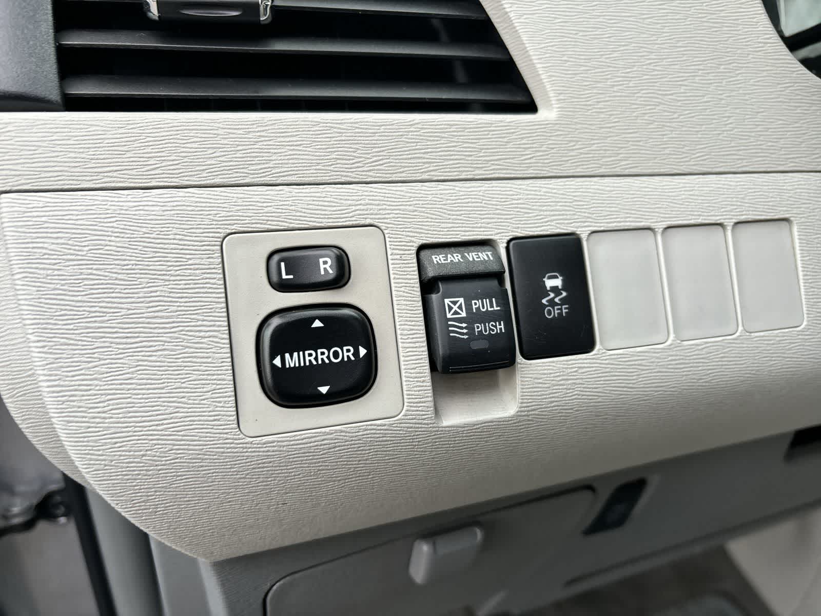 Thumbnail: 2013 Toyota Sienna - 10