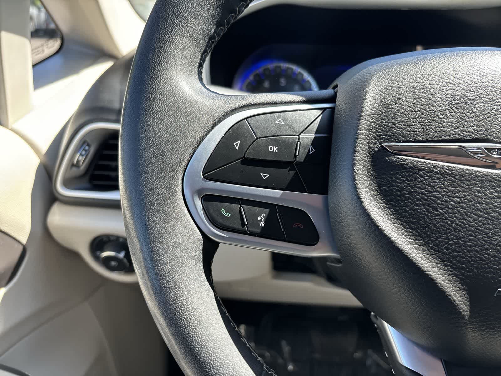 Thumbnail: 2022 Chrysler Pacifica - 10