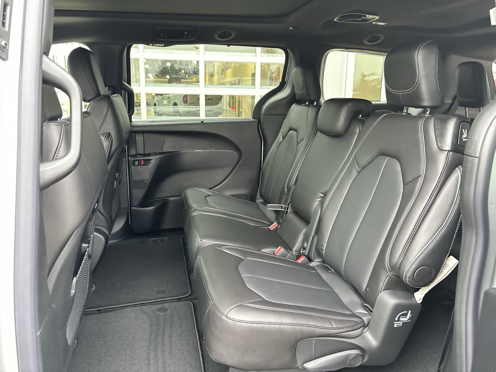 Thumbnail: 2026 Chrysler Pacifica - 9