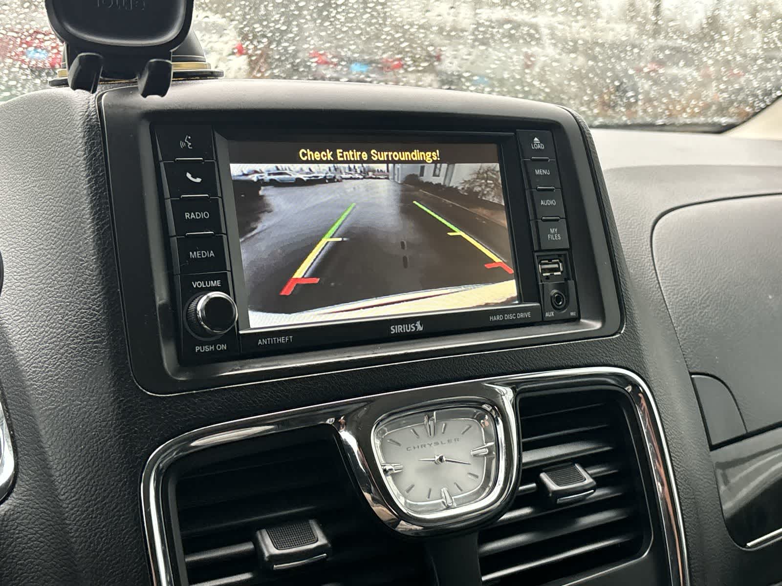 Thumbnail: 2016 Chrysler Town & Country - 20