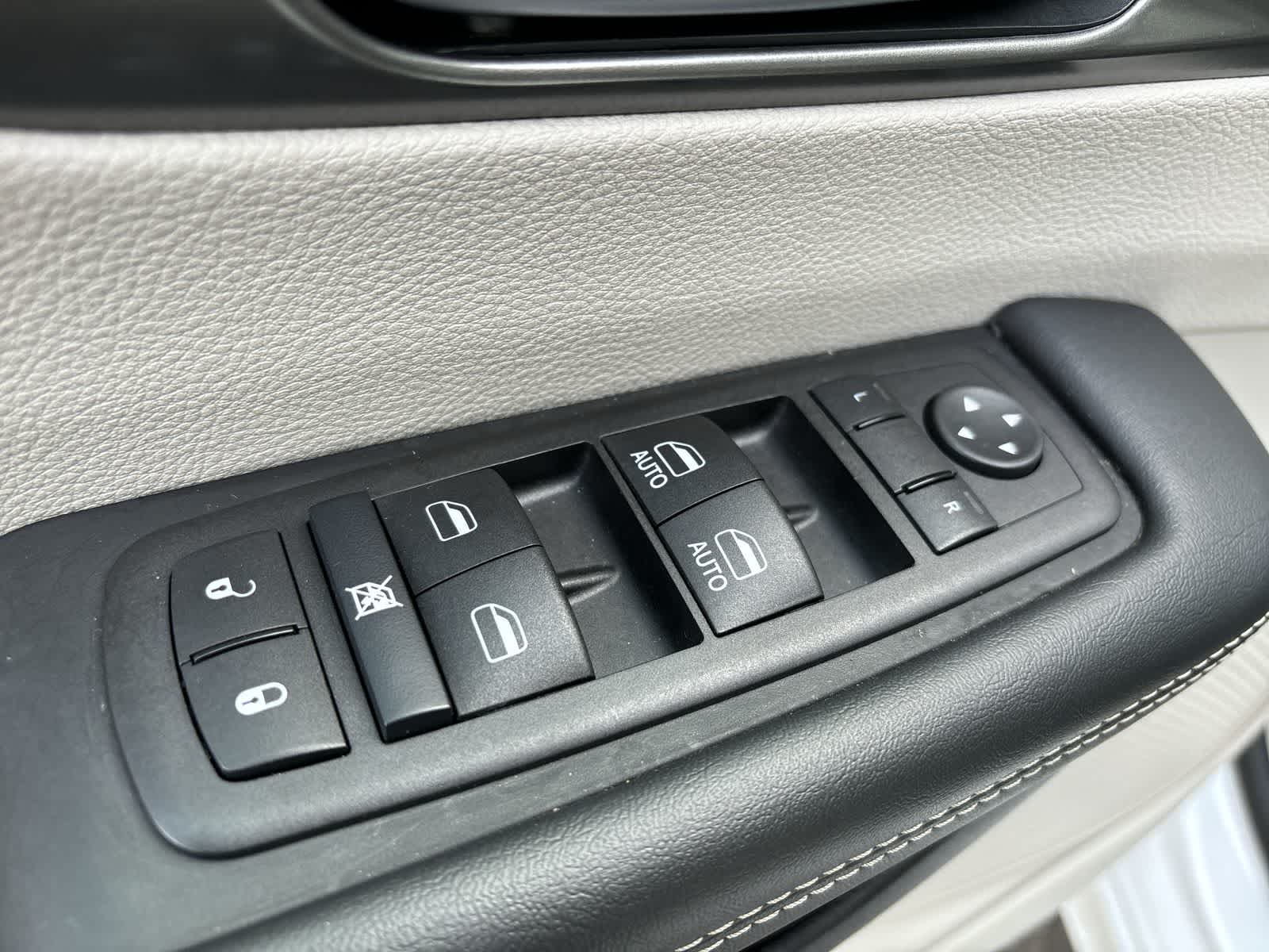 Thumbnail: 2024 Chrysler Pacifica - 8