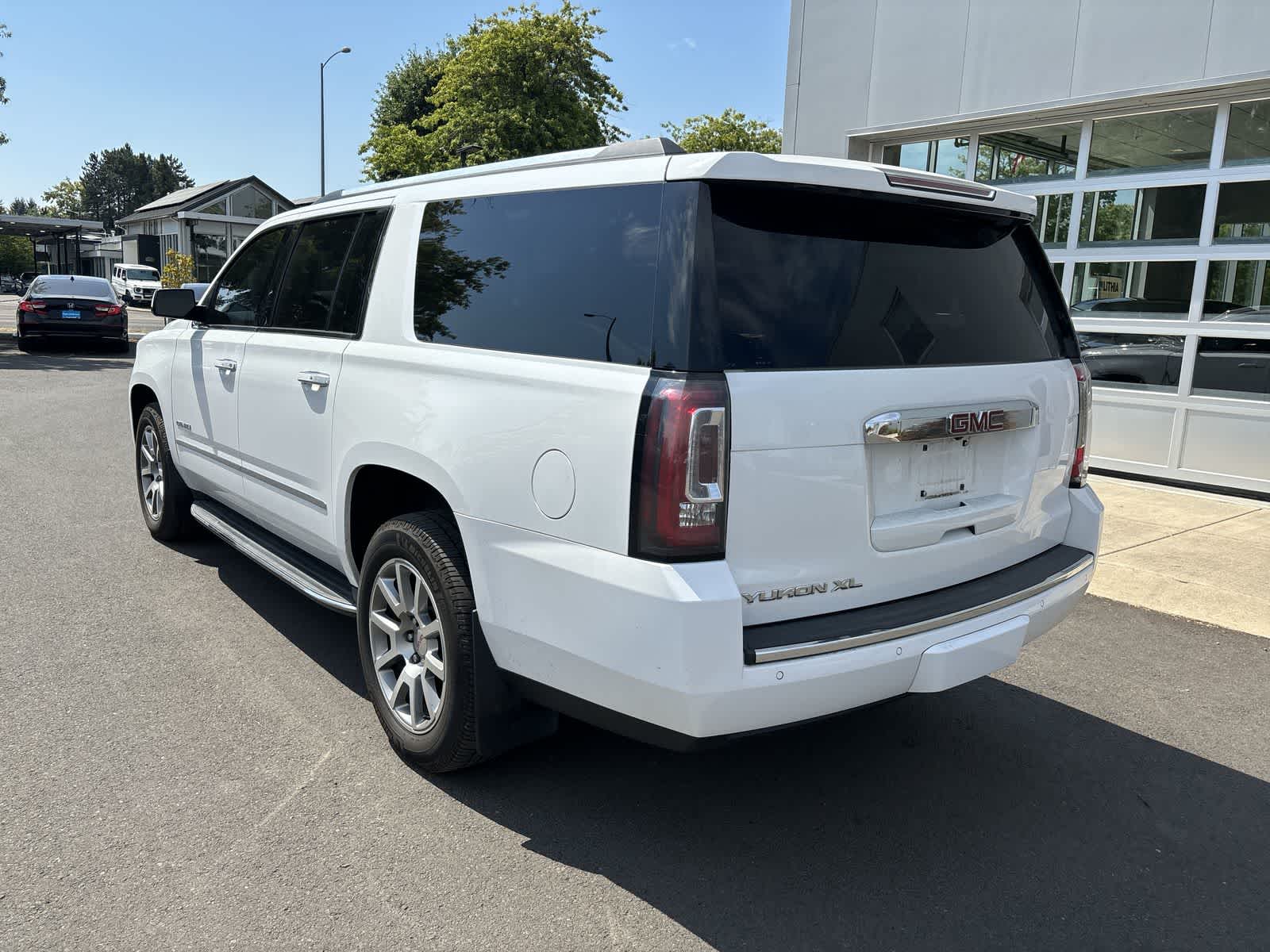 Thumbnail: 2018 GMC Yukon XL - 3