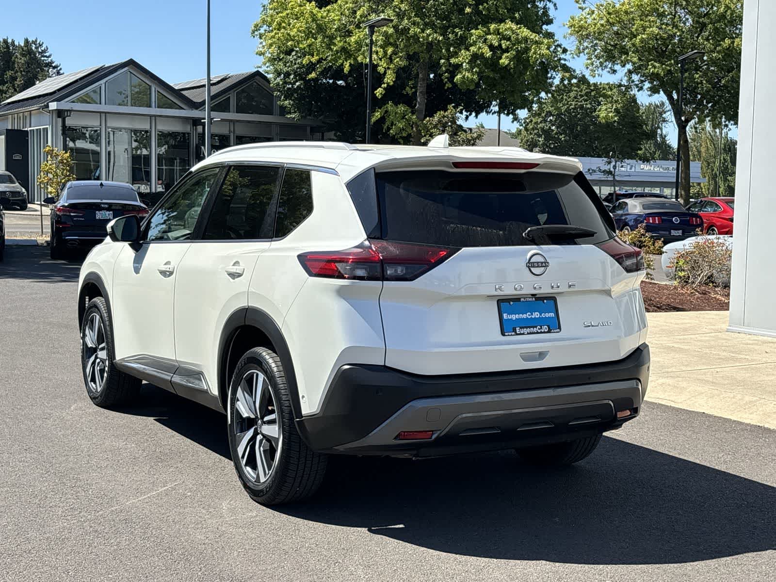 2023 Nissan Rogue SL photo 2
