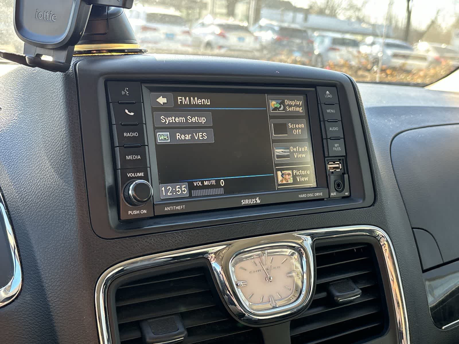 Thumbnail: 2016 Chrysler Town & Country - 14