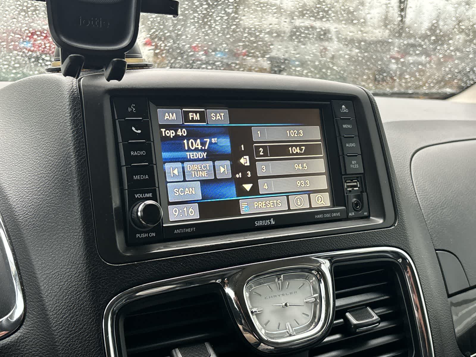 Thumbnail: 2016 Chrysler Town & Country - 15