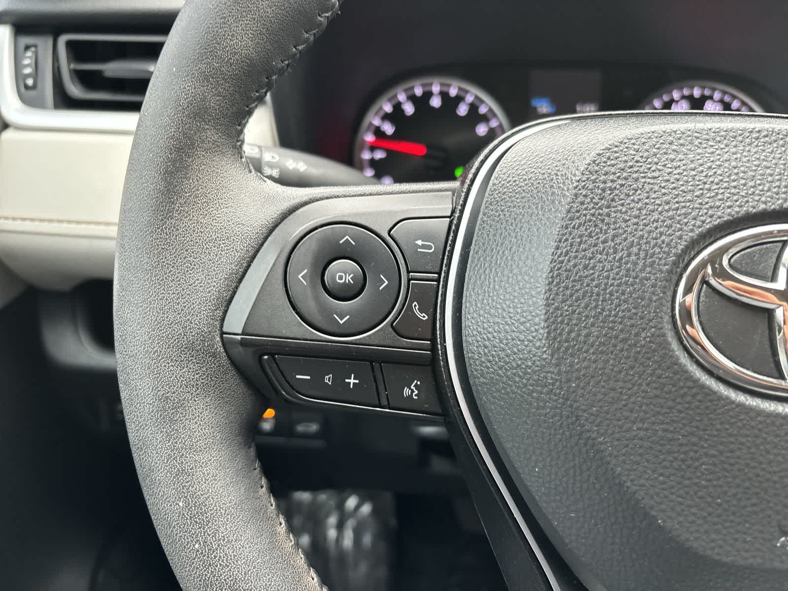 Thumbnail: 2022 Toyota RAV4 - 12