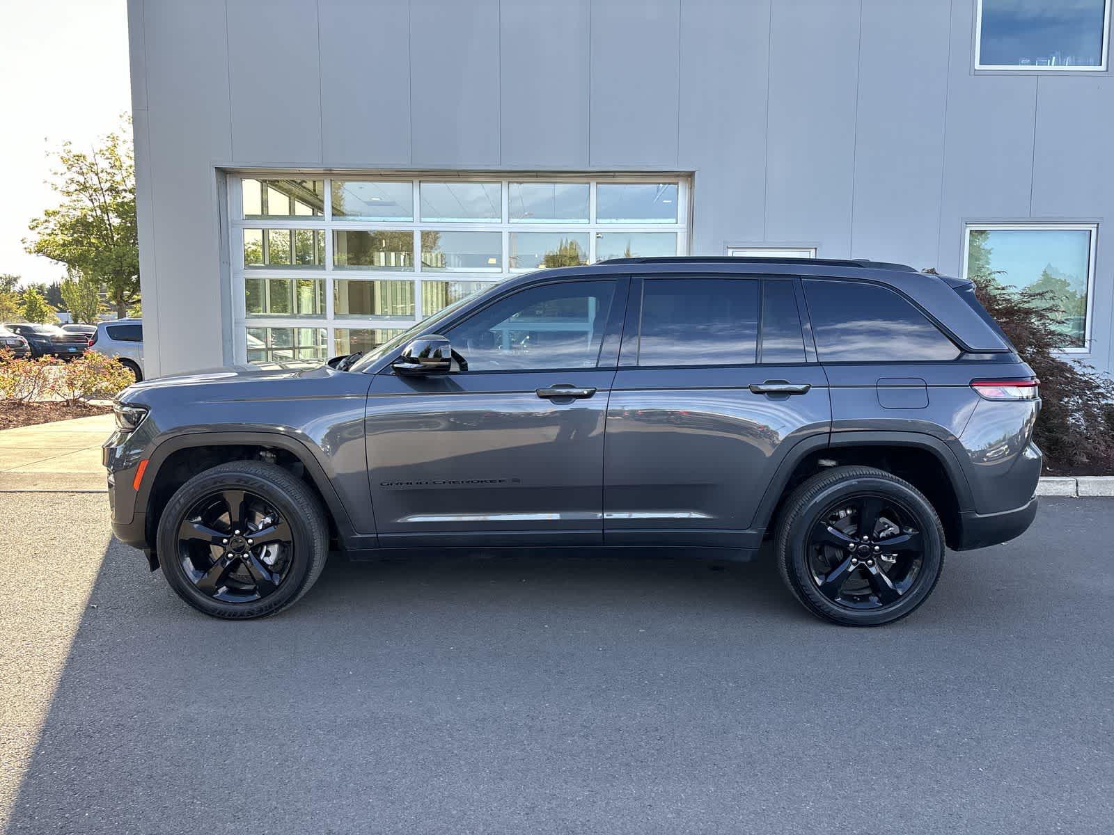 2022 Jeep Grand Cherokee Laredo photo 2
