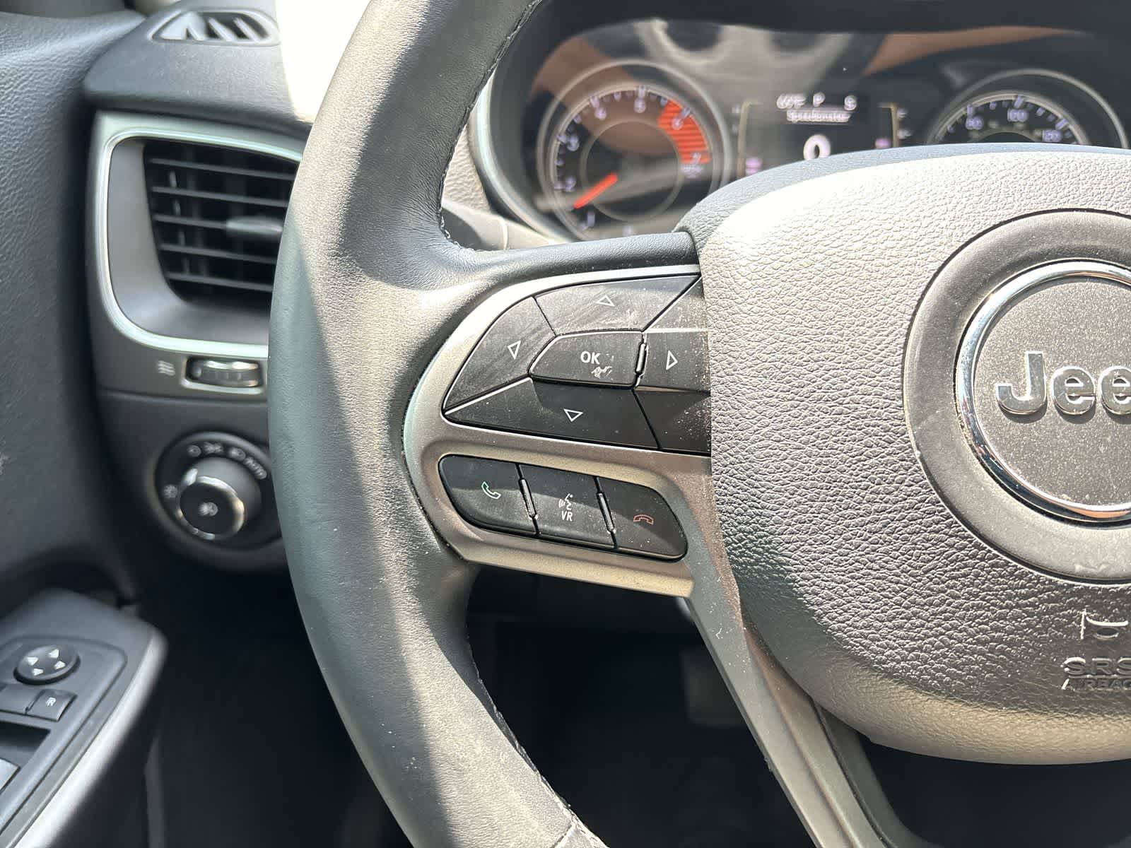 Thumbnail: 2019 Jeep Cherokee - 10