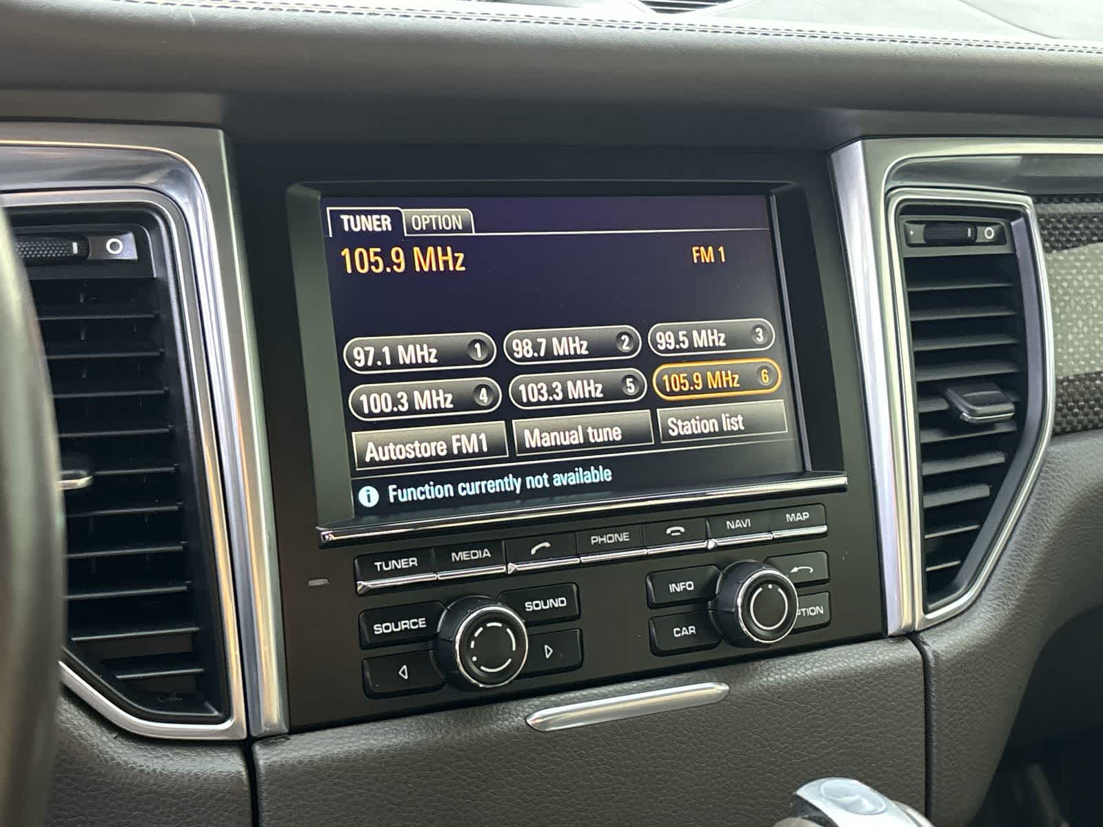 Thumbnail: 2015 Porsche Macan - 17