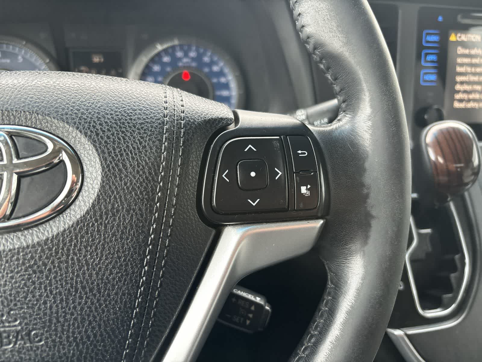 Thumbnail: 2015 Toyota Sienna - 9