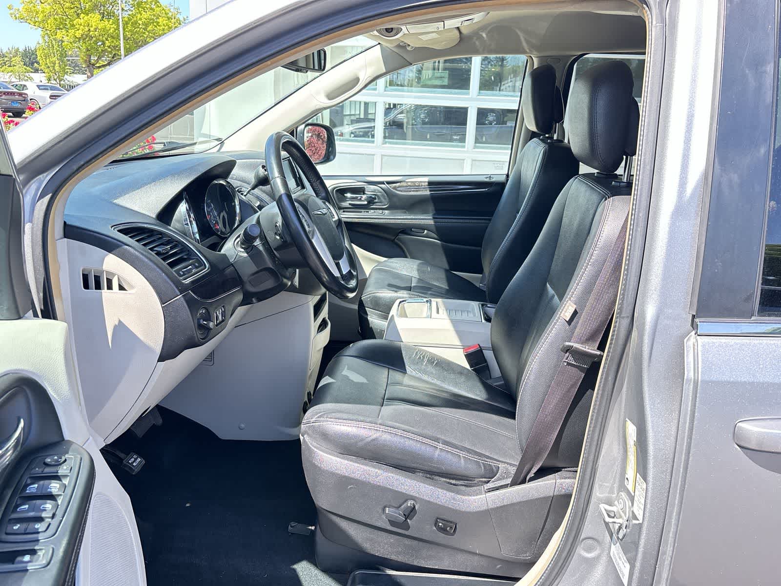 Thumbnail: 2016 Chrysler Town & Country - 12