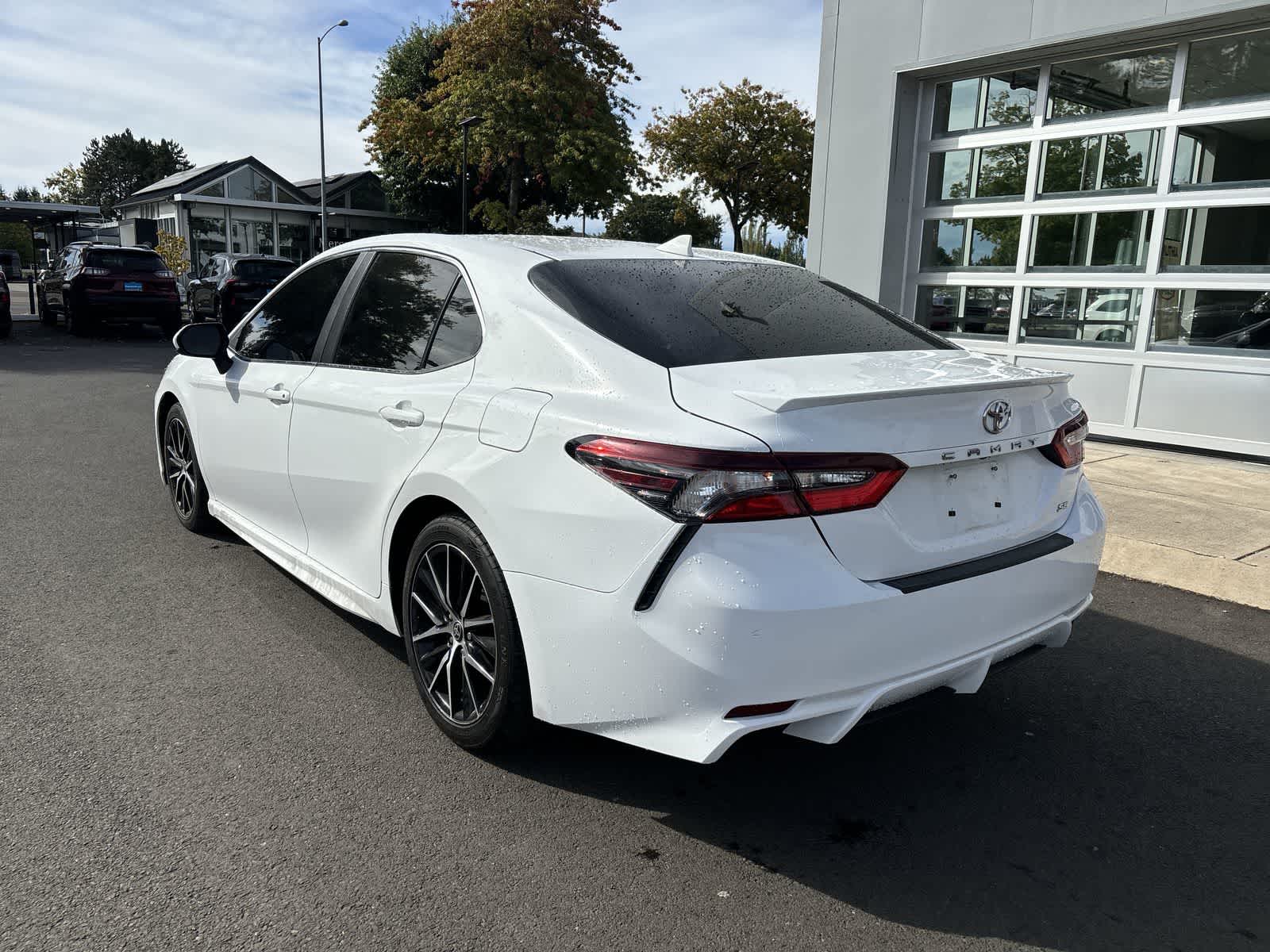 2021 Toyota Camry SE photo 3
