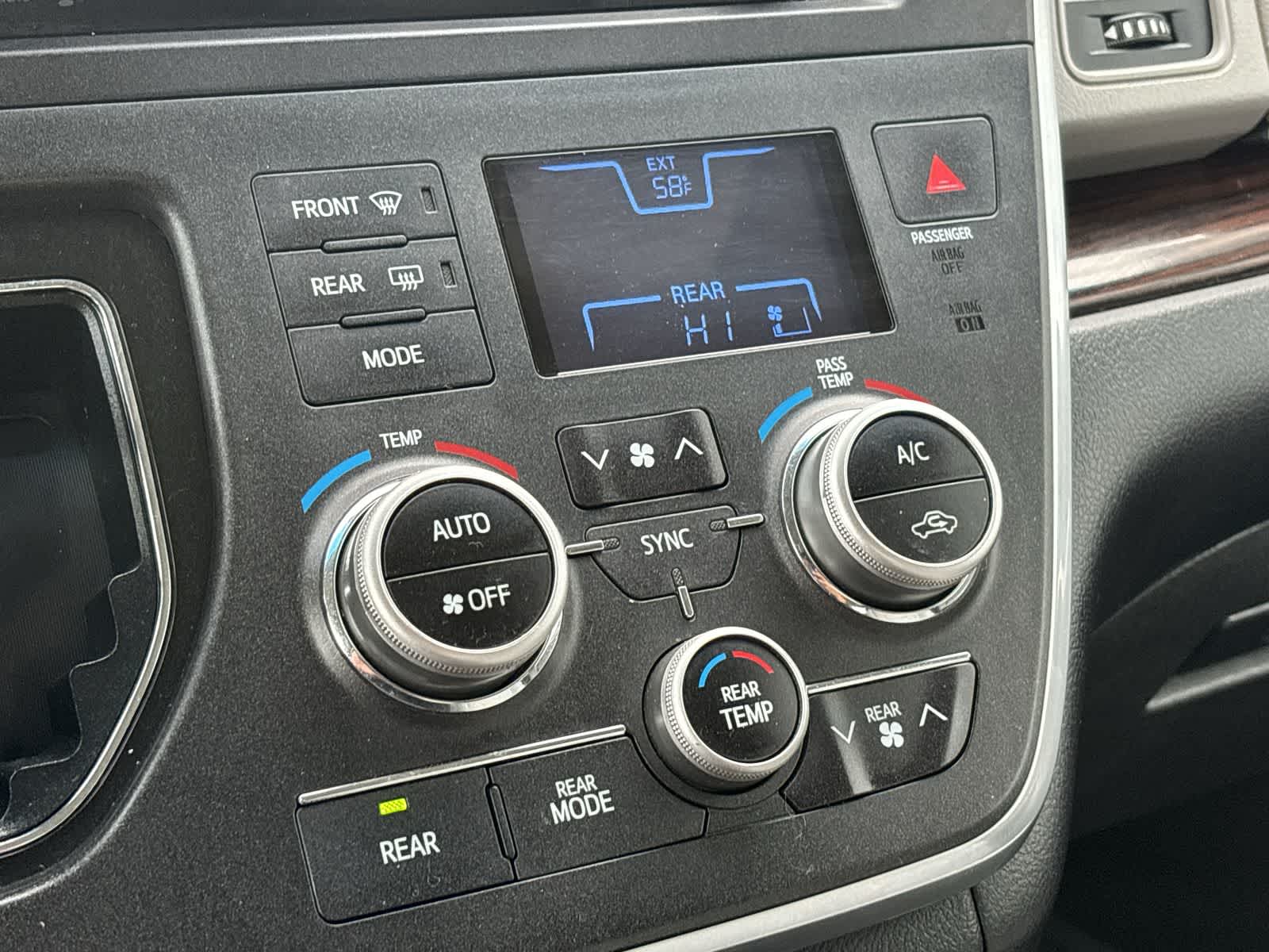 Thumbnail: 2015 Toyota Sienna - 21