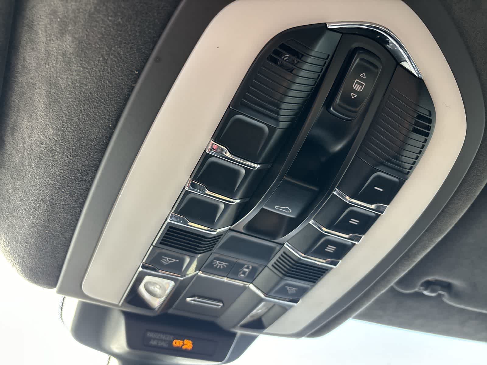 Thumbnail: 2015 Porsche Macan - 22