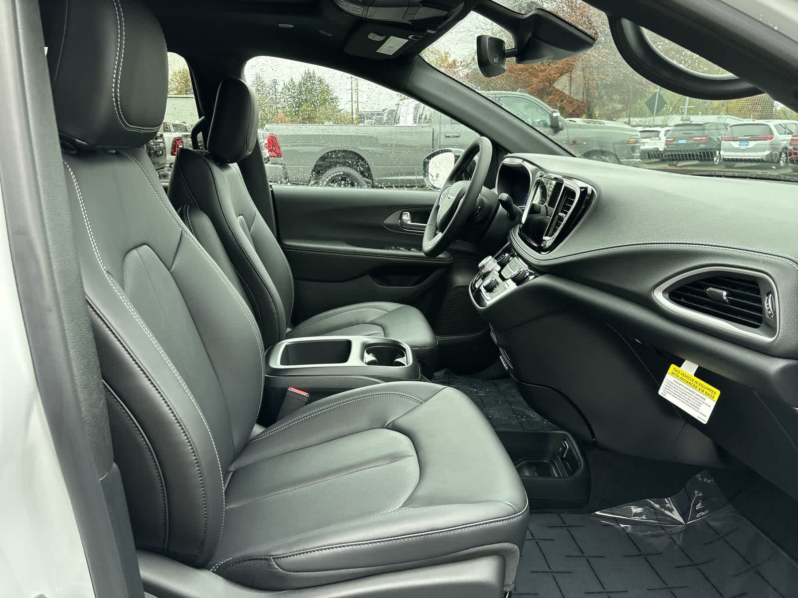 Thumbnail: 2026 Chrysler Pacifica - 6