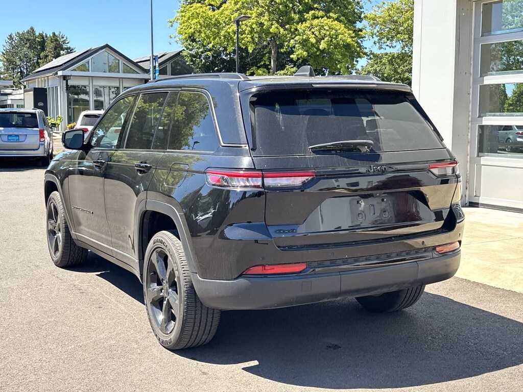 Used 2023 Jeep Grand Cherokee Laredo SUV