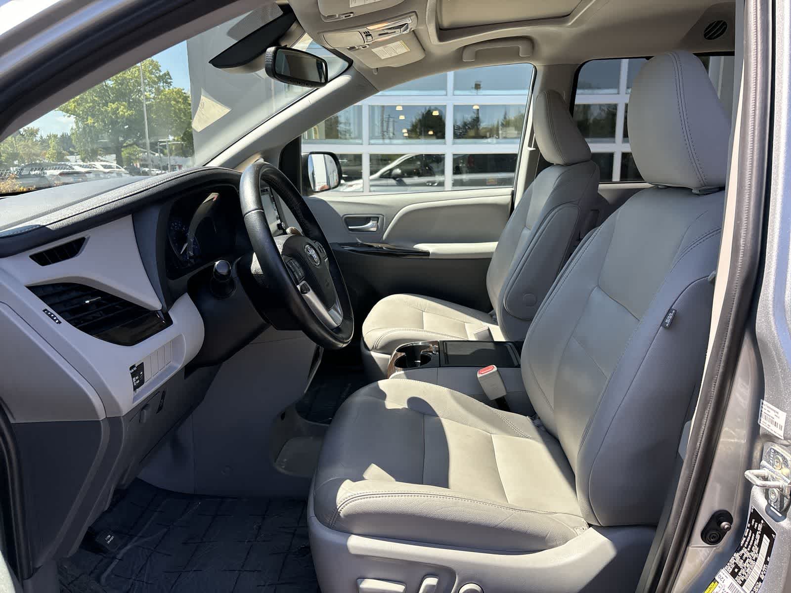 Thumbnail: 2020 Toyota Sienna - 8