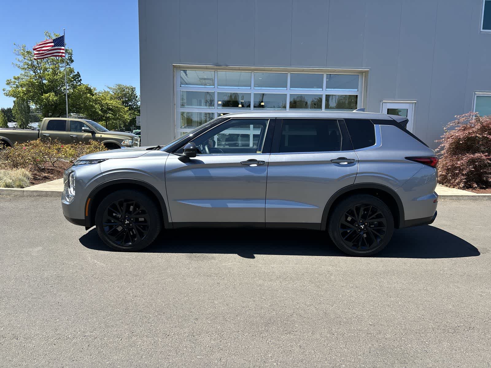 Thumbnail: 2022 Mitsubishi Outlander - 2