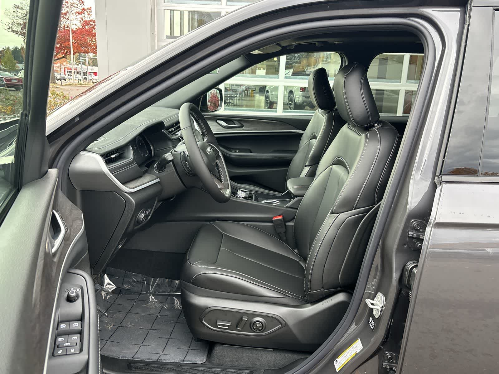 Thumbnail: 2025 Jeep Grand Cherokee L - 14