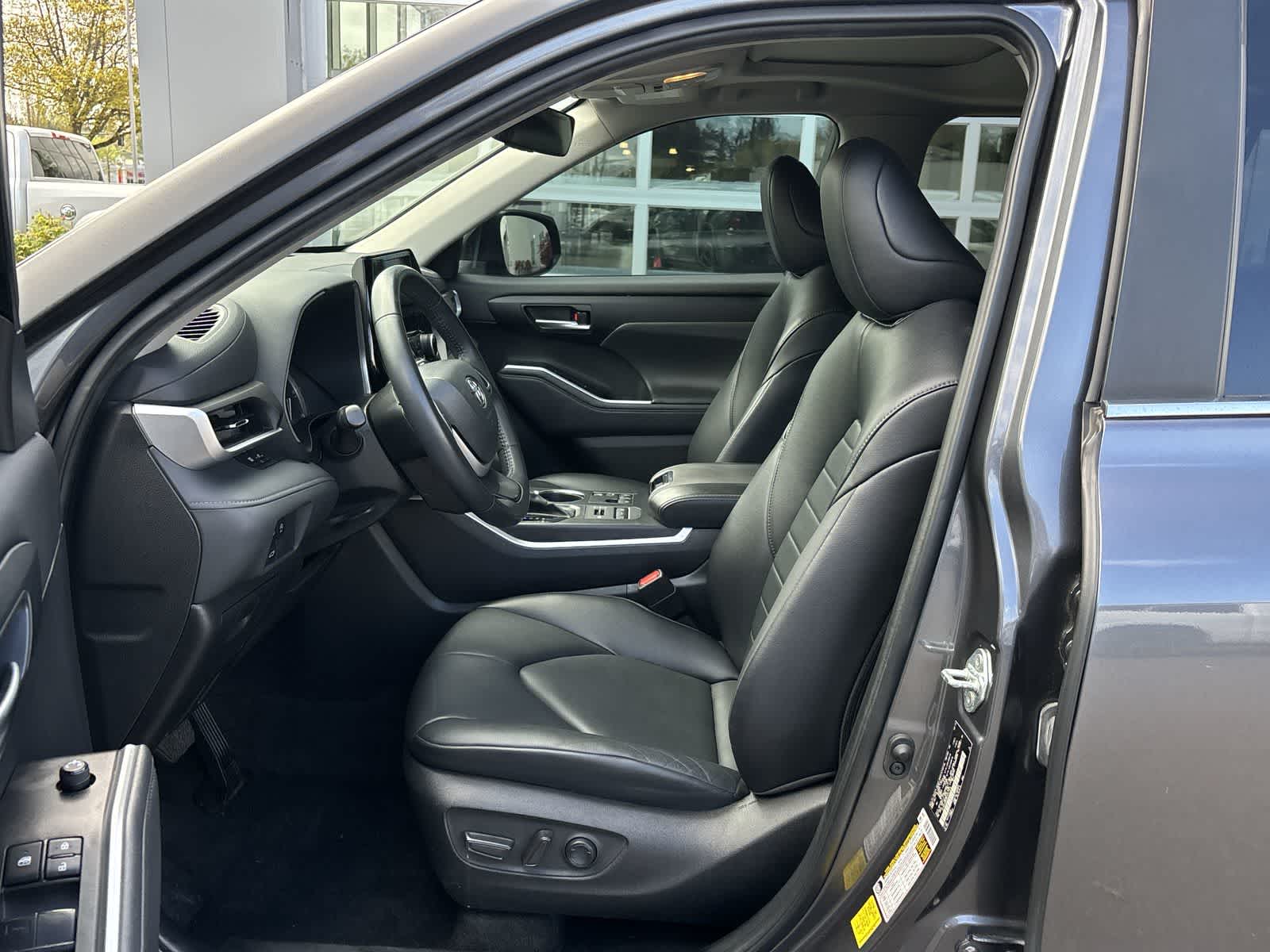 Thumbnail: 2023 Toyota Highlander - 12