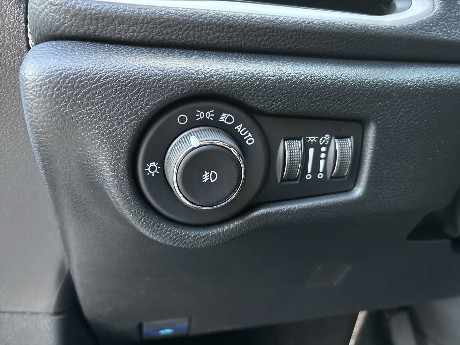 Thumbnail: 2026 Chrysler Pacifica - 9