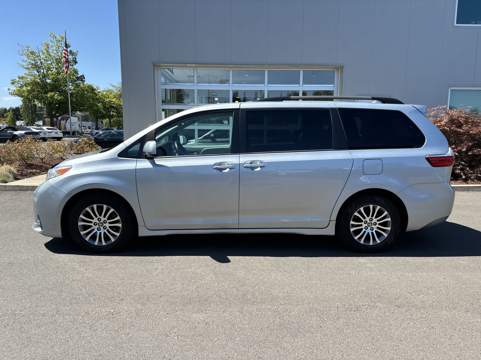 2020 Toyota Sienna XLE photo 2