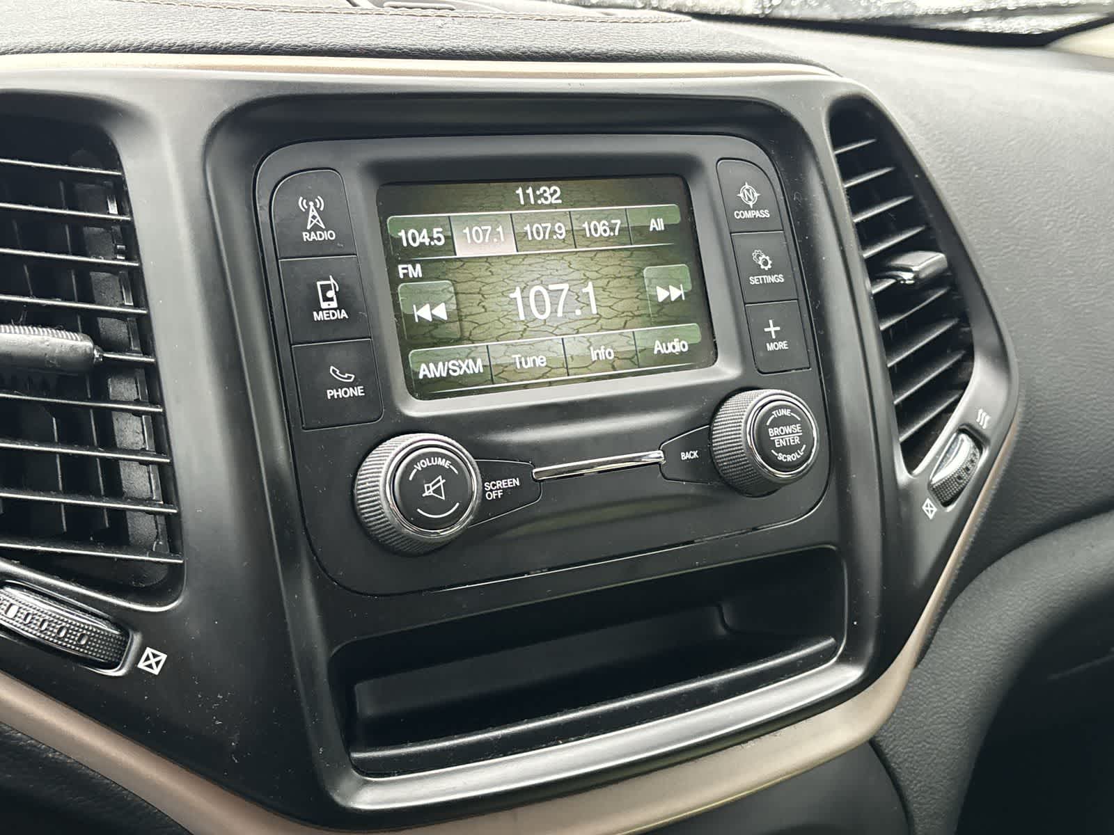 Thumbnail: 2018 Jeep Cherokee - 24