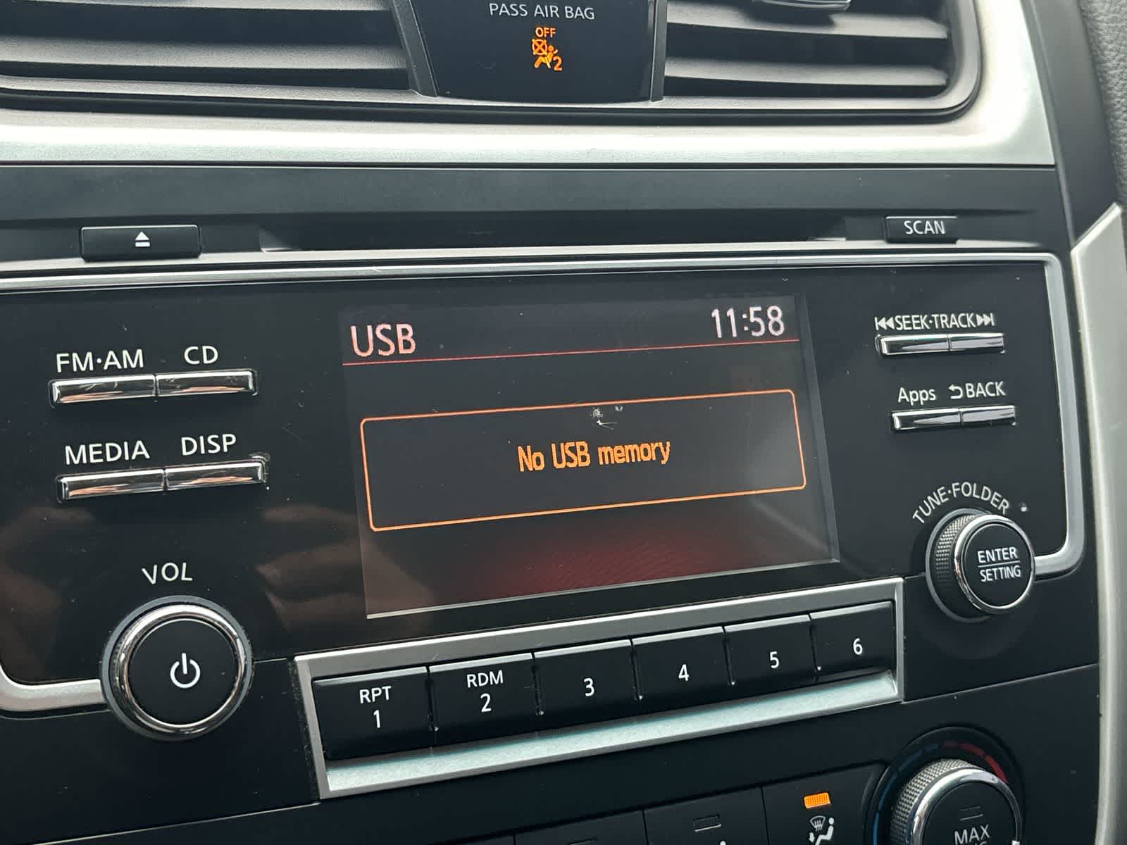 Thumbnail: 2016 Nissan Altima - 18