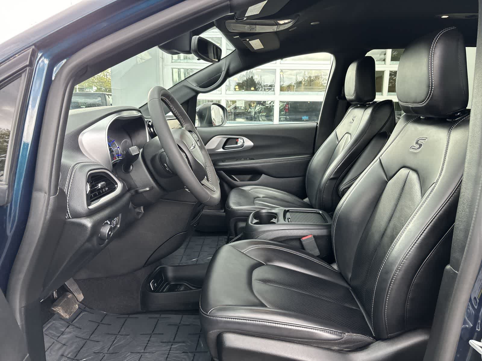 Thumbnail: 2023 Chrysler Pacifica - 9