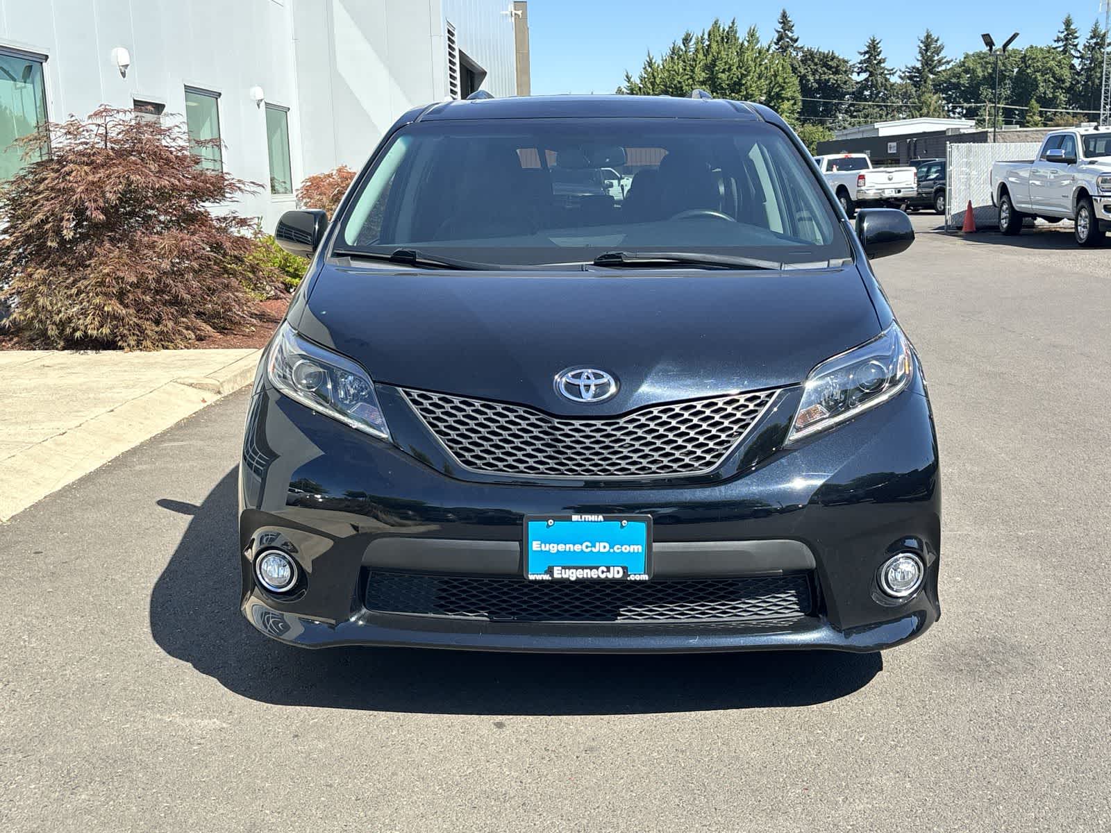 Thumbnail: 2017 Toyota Sienna - 8