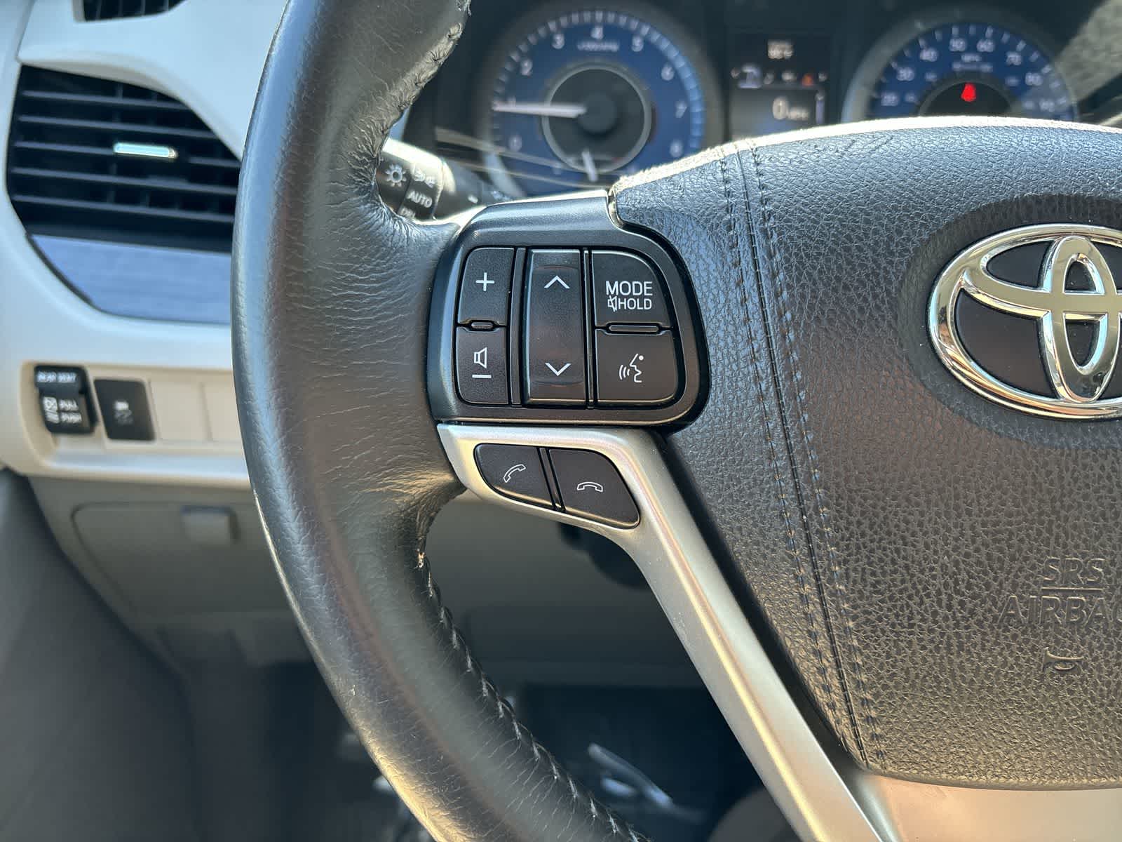 Thumbnail: 2020 Toyota Sienna - 12