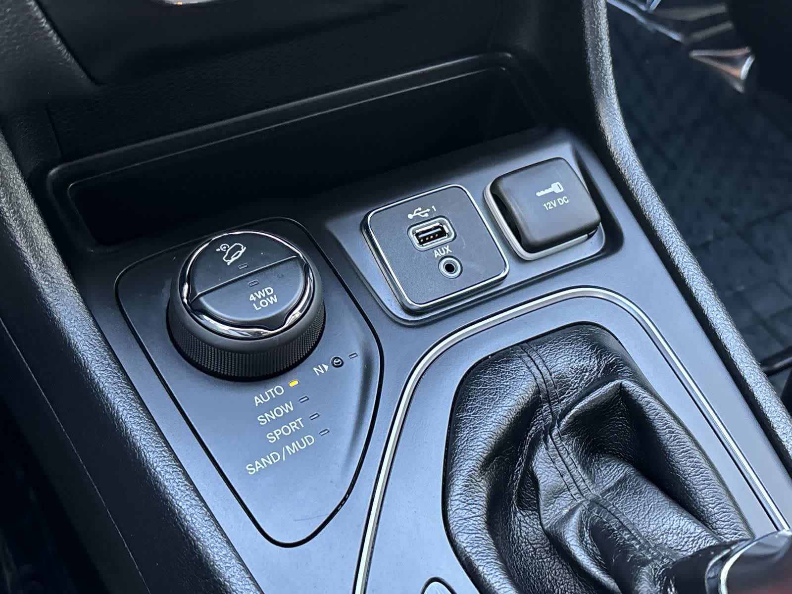 Thumbnail: 2019 Jeep Cherokee - 24