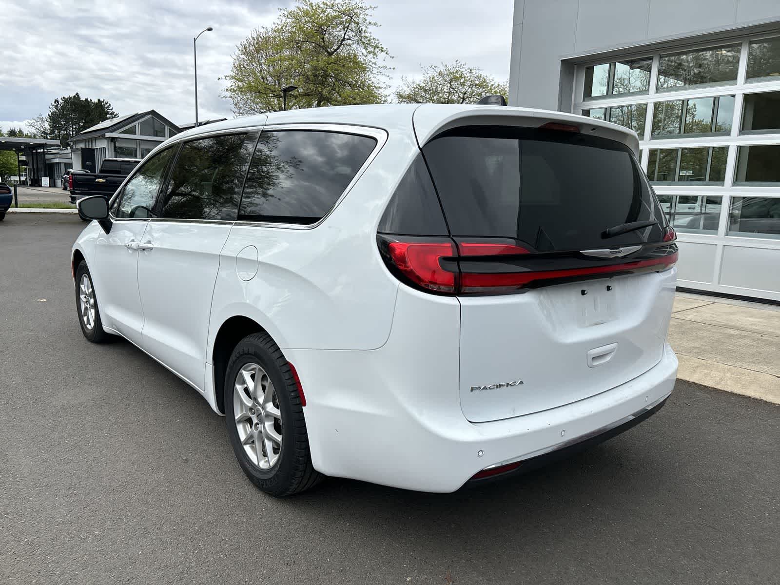 Thumbnail: 2023 Chrysler Pacifica - 3