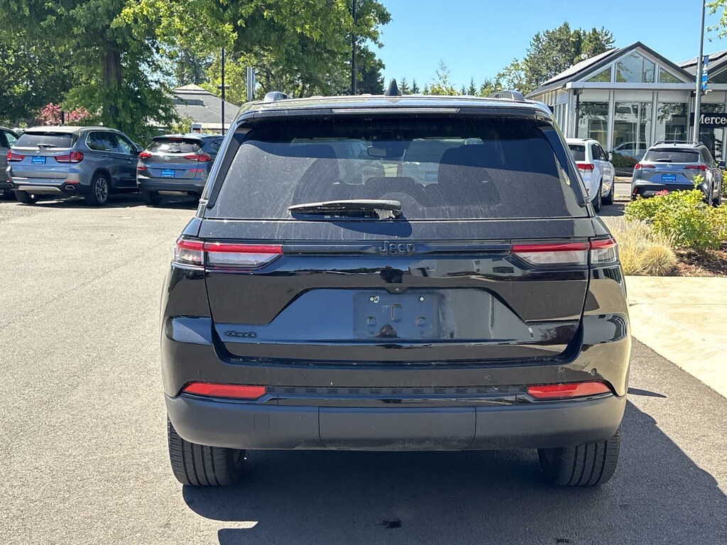 Used 2023 Jeep Grand Cherokee Laredo SUV