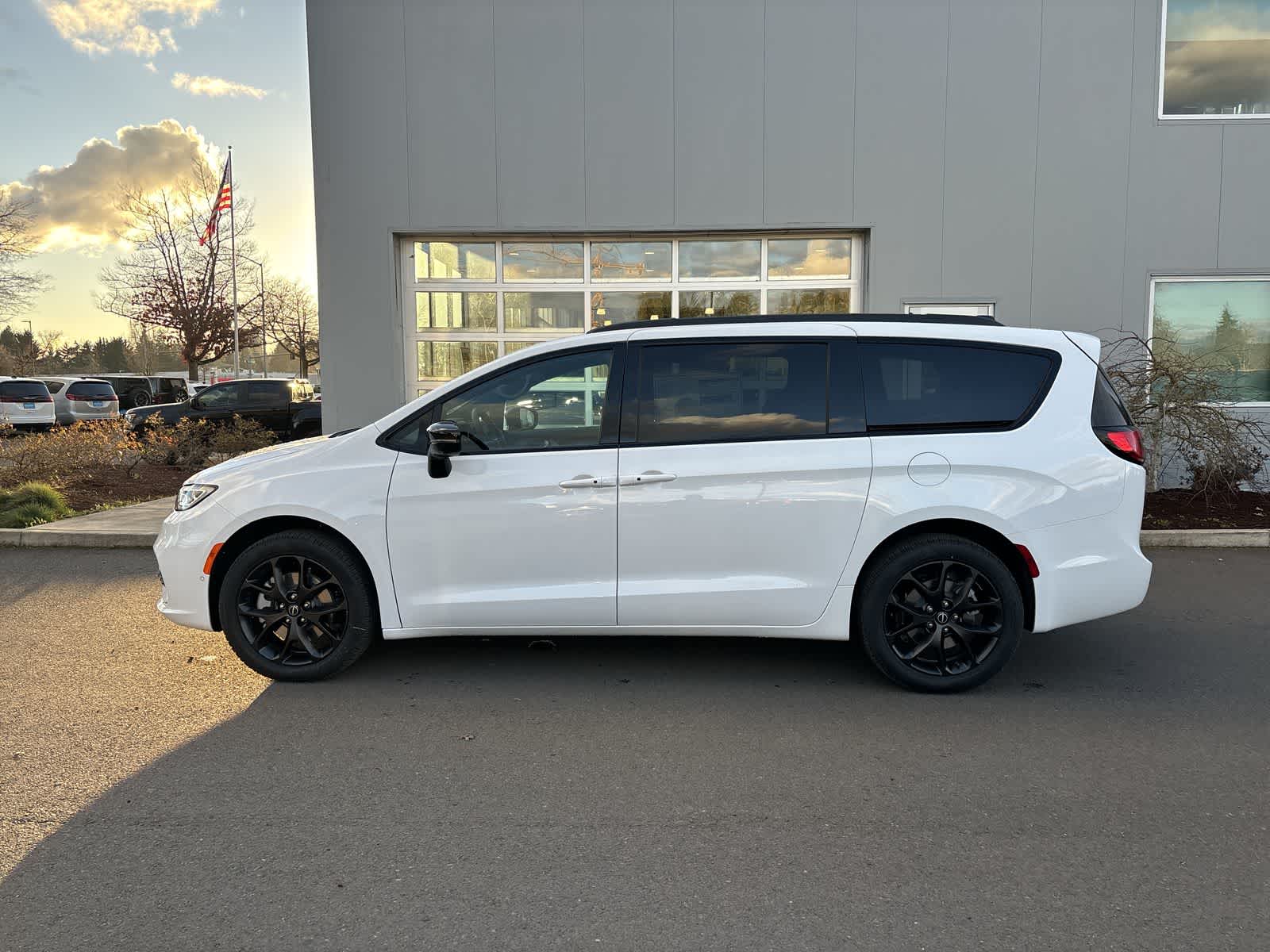 Thumbnail: 2026 Chrysler Pacifica - 2