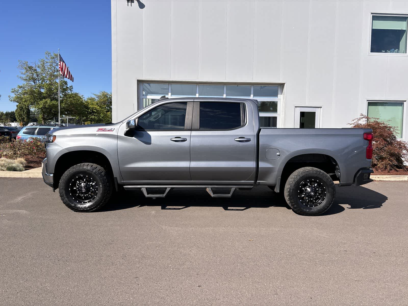 Used 2020 Chevrolet Silverado 1500 LT with VIN 1GCUYDED3LZ123501 for sale in Eugene, OR