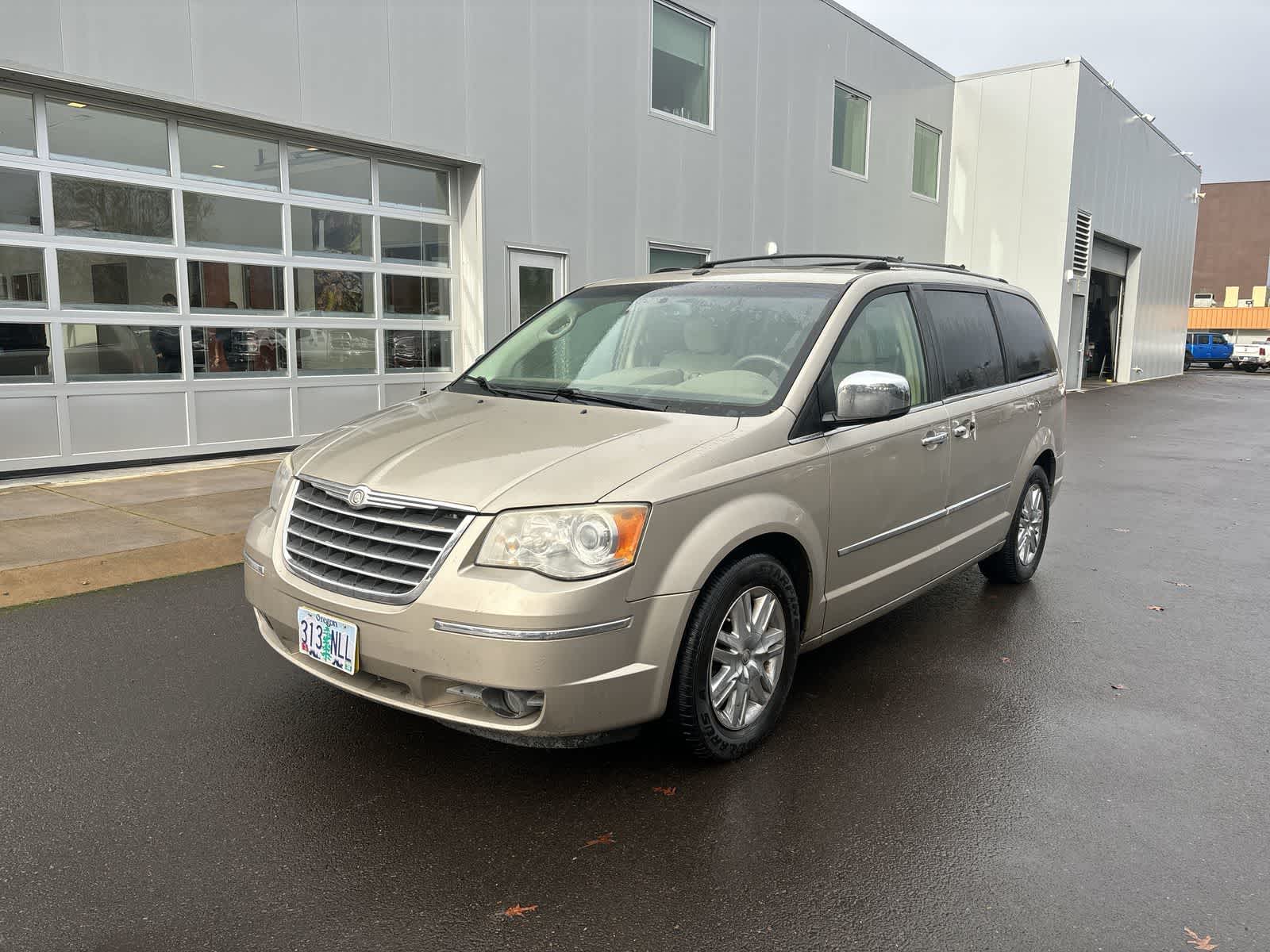 2008 Chrysler Town & Country Limited's photo