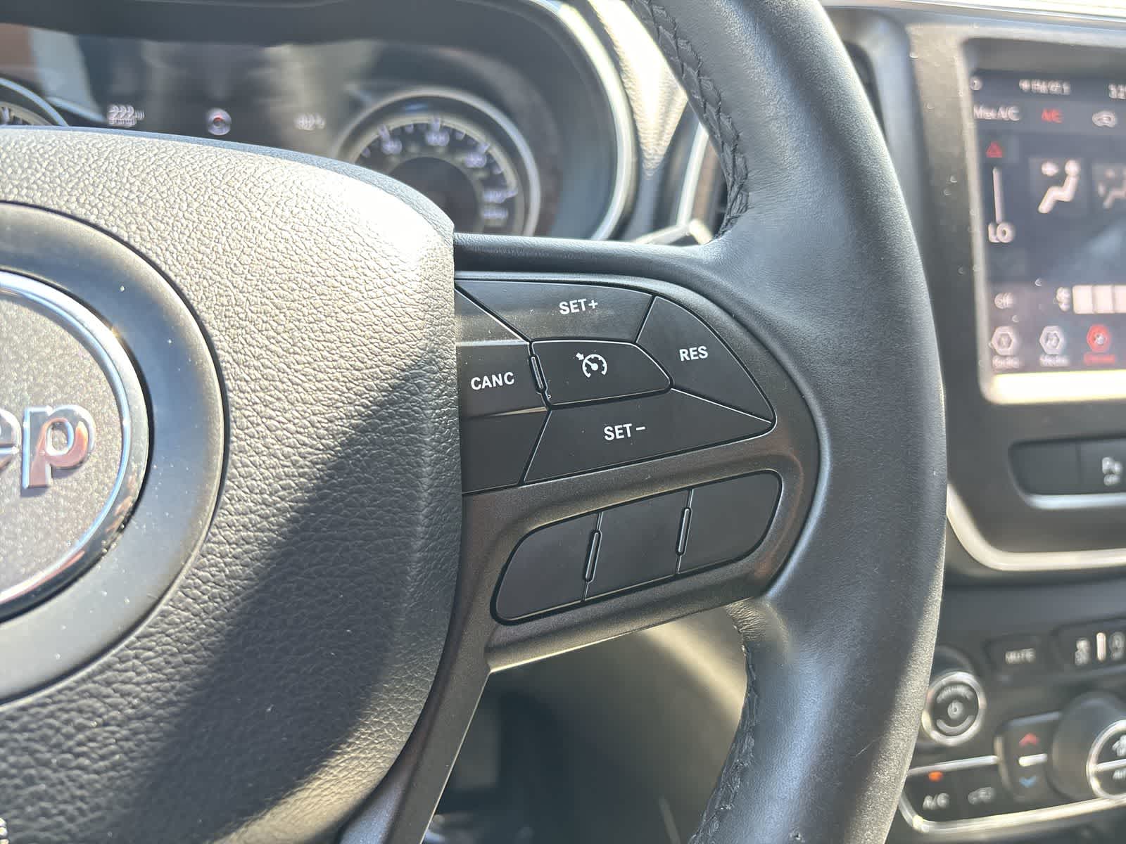 Thumbnail: 2019 Jeep Cherokee - 15